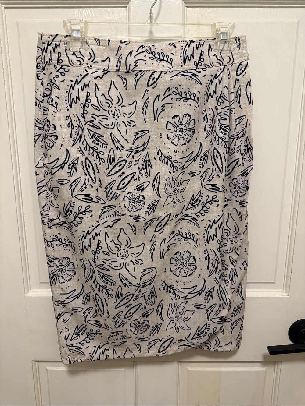 Ripskirt Hawaii Beige and Black Floral Pencil Skirt Length 3 - Small